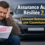 Conducteur inquiet tenant une lettre assurance auto résiliée devant sa voiture