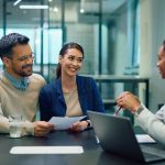 Conseiller financier échangeant avec un couple sur un projet de crédit et de financement